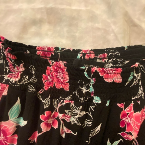 Forever 21 Plus Floral Flare Leg Lightweight Bottoms - Picture 4 of 4